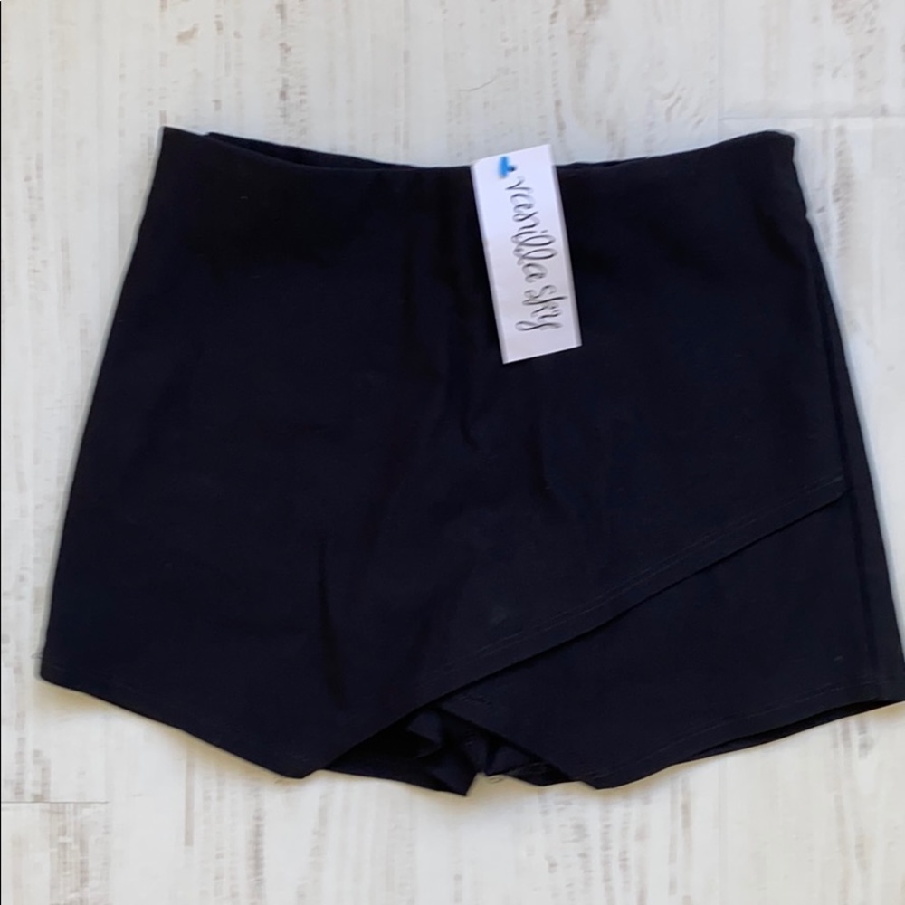 Vanilla Sky. Black Envelope skort. Size M NWT
